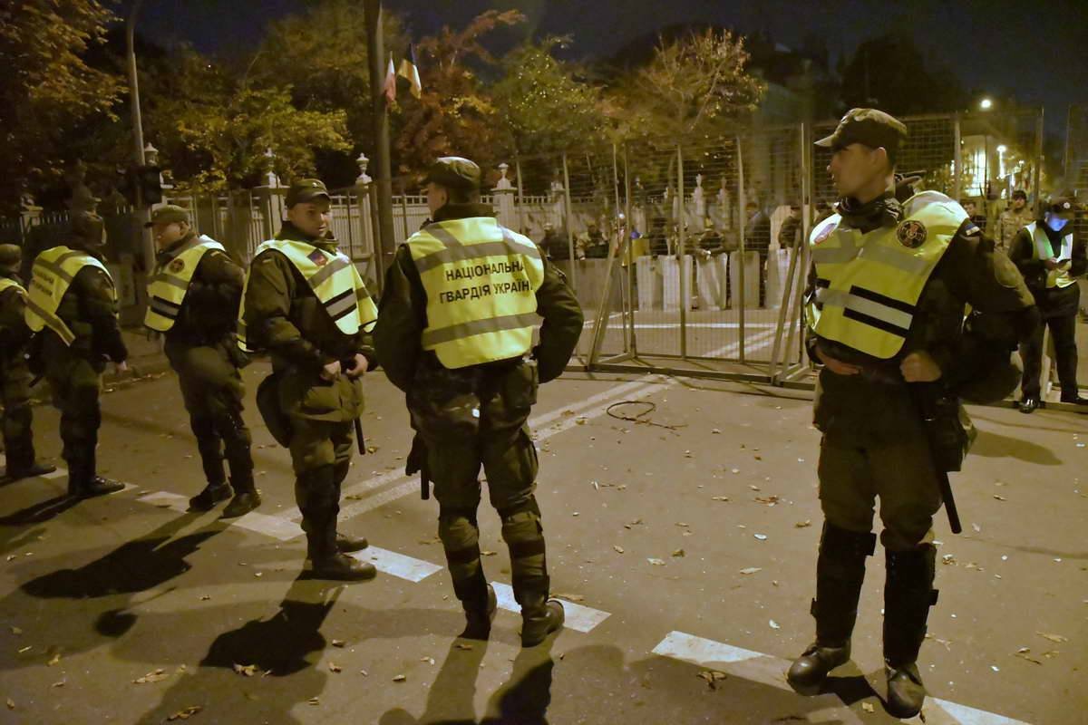 Нацгвардейцы также дежурят около Верховной Рады