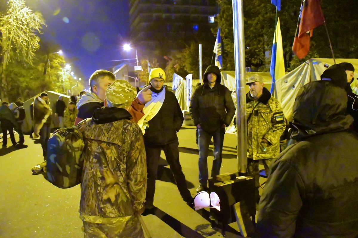 Активисты греются около буржуйки