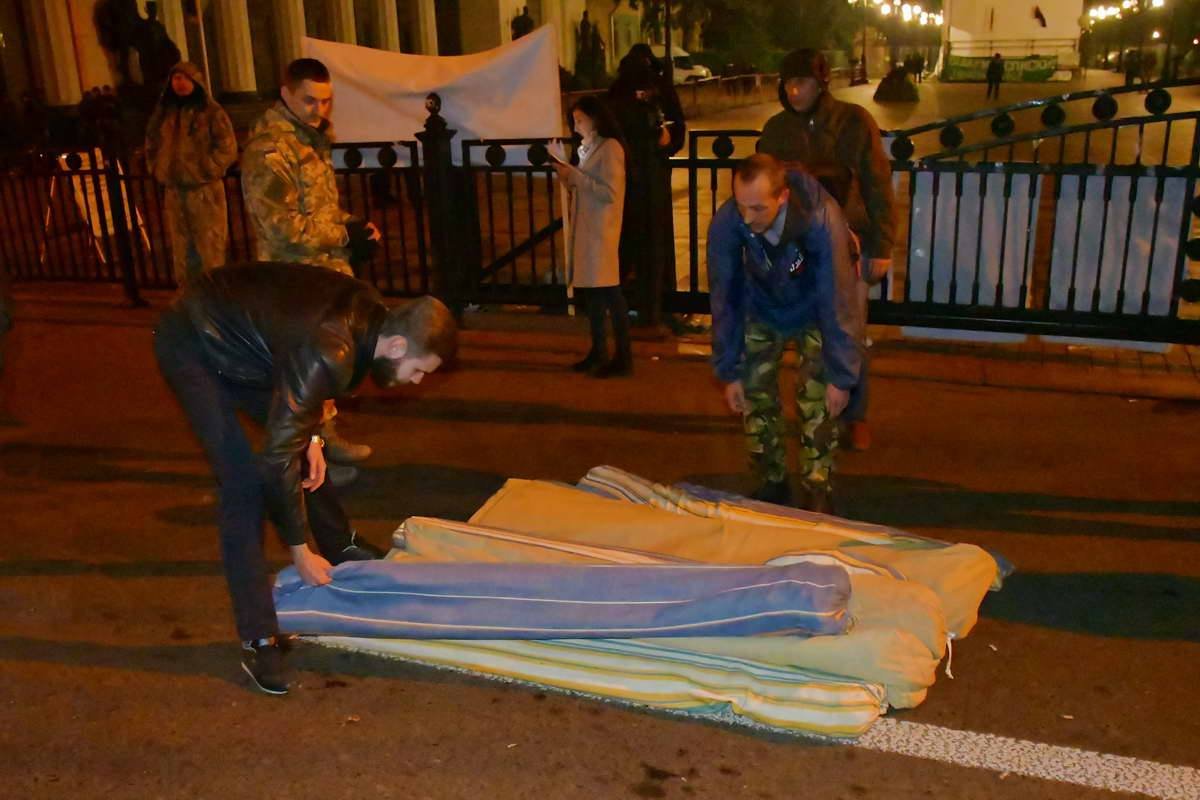 Для митингующих подвозят новые палатки