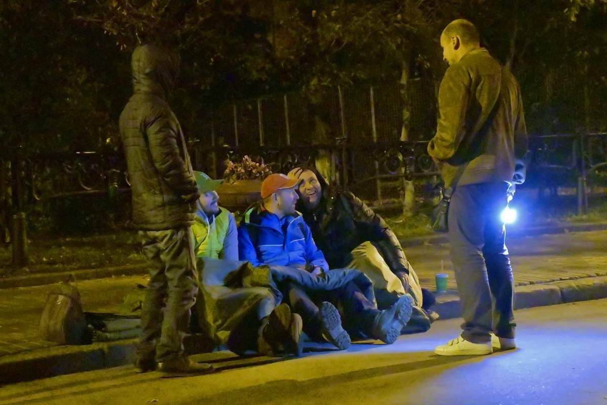 Те, кому не хватило места в палатках, расположились прямо на тротуаре