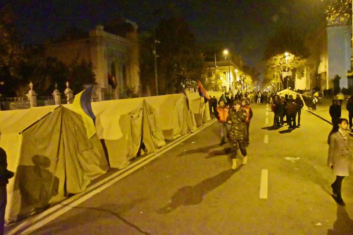 Под стенами Рады установили более 30 палаток