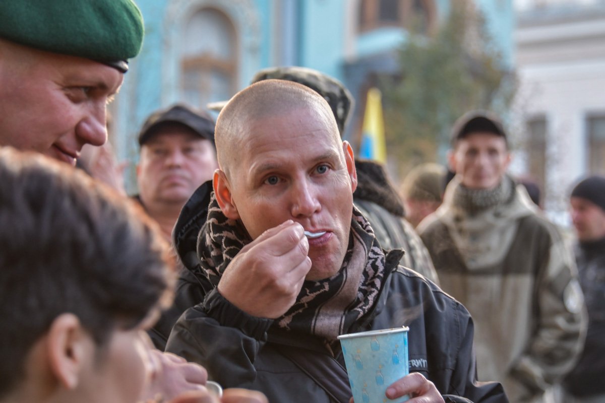 Участникам акции раздавали кашу с тушенкой