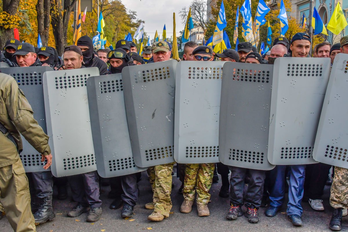 Батальон "Донбасс" width="1200" height="800"><figcaption> Батальон "Донбасс"</figcaption></figure></p><p><figure class="image"><img class="wp-image-58665 size-full" src="https://cdn.informator.ua/@dp/media/kiev/2023/10/12/65279f947b345.jpg" alt="Фото: Дмитрий Коротчин" width="1200" height="800"><figcaption> Фото: Дмитрий Коротчин</figcaption></figure></p><p><figure class="image"><img class="wp-image-58666 size-full" src="https://cdn.informator.ua/@dp/media/kiev/2023/10/12/65279f94c5175.jpg" alt="Народный депутат Семен Семенченко" width="1200" height="800"><figcaption> Народный депутат Семен Семенченко</figcaption></figure></p><p><figure class="image"><img class="size-full wp-image-58667 aligncenter" src="https://cdn.informator.ua/@dp/media/kiev/2023/10/12/65279f951c051.jpg" alt="Уставшие, злые и полные решимости: самые запоминающиеся лица митинга под Радой 8" width="1200" height="800"><figcaption></figcaption></figure></p><p><figure class="image"><img class="wp-image-58669 size-full" src="https://cdn.informator.ua/@dp/media/kiev/2023/10/12/65279f95639c8.jpg" alt="Военная пресса" width="1200" height="800"><figcaption> Военная пресса</figcaption></figure></p><p><figure class="image"><img class="wp-image-58670 size-full" src="https://cdn.informator.ua/@dp/media/kiev/2023/10/12/65279f95b6346.jpg" alt=