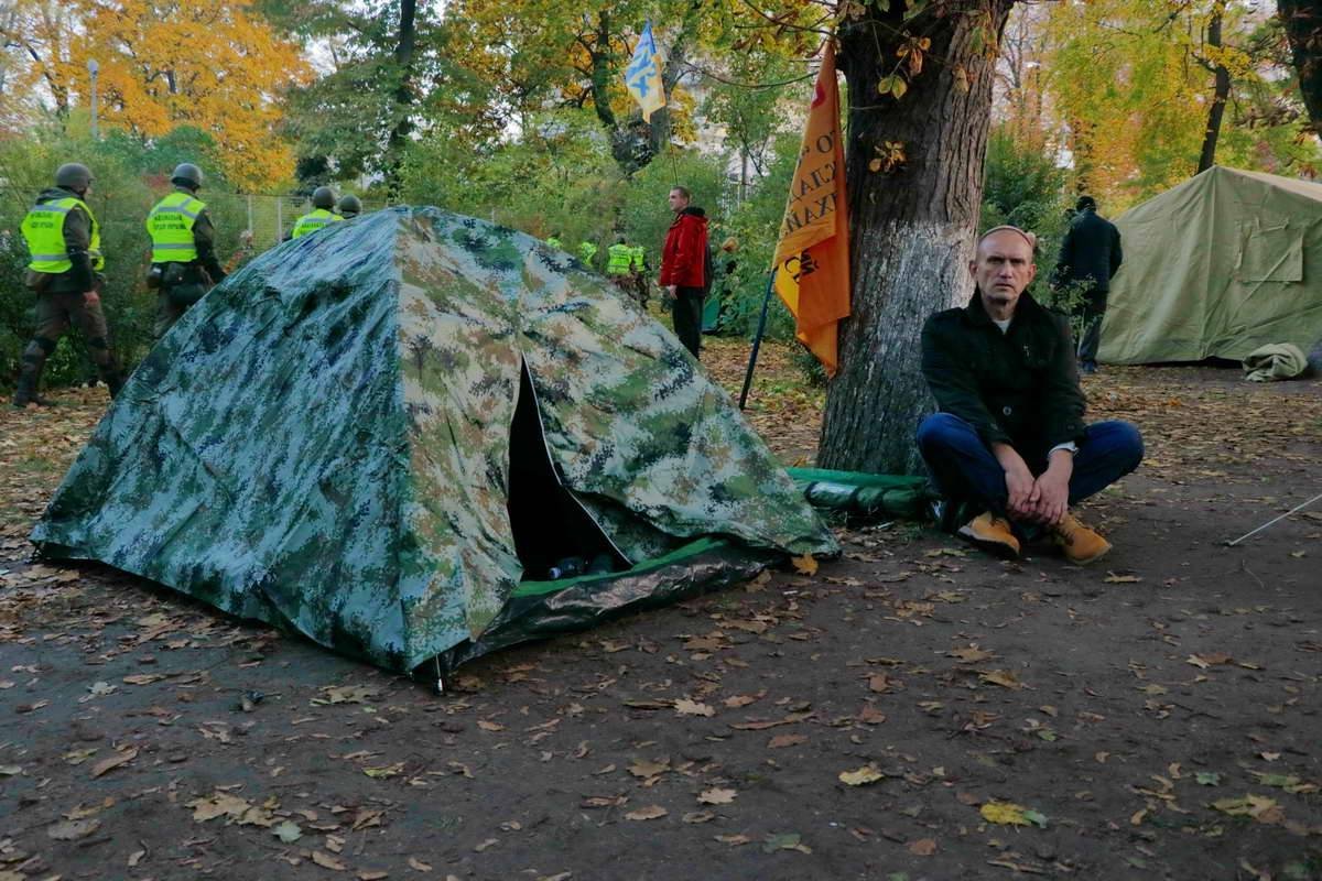 Участник акции протеста в "палаточном городке" width="1200" height="800"><figcaption> Участник акции протеста в "палаточном городке"</figcaption></figure></p><p><figure class="image"><img class="wp-image-58696 size-full" src="https://cdn.informator.ua/@dp/media/kiev/2023/10/12/65279f9953e77.jpg" alt="Колоритный активист" width="1200" height="800"><figcaption> Колоритный активист</figcaption></figure></p><p><figure class="image"><img class="wp-image-58697 size-full" src="https://cdn.informator.ua/@dp/media/kiev/2023/10/12/65279f999df3a.jpg" alt="Уставший взгляд одного из митингующих" width="1200" height="800"><figcaption> Уставший взгляд одного из митингующих</figcaption></figure></p><p>Напомним, ранее мы воссоздали <a href="https://kiev.informator.ua/2017/10/17/chto-proishodit-v-tsentre-kieva-hronika-mitinga-pod-verhovnoj-radoj/">хронику событий под Верховной Радой</a>.</p><p></p><p style="text-align: right;"><strong>Оксана Юрченко</strong></p><p></p><p style="text-align: right;"><strong>Фото: Андрей Райский, Дмитрий Коротчин </strong></p></body></html>