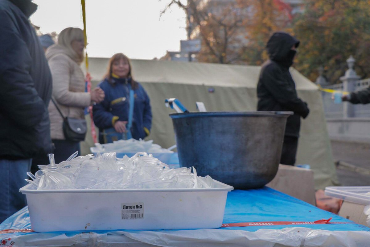 Готовится полевая кухня