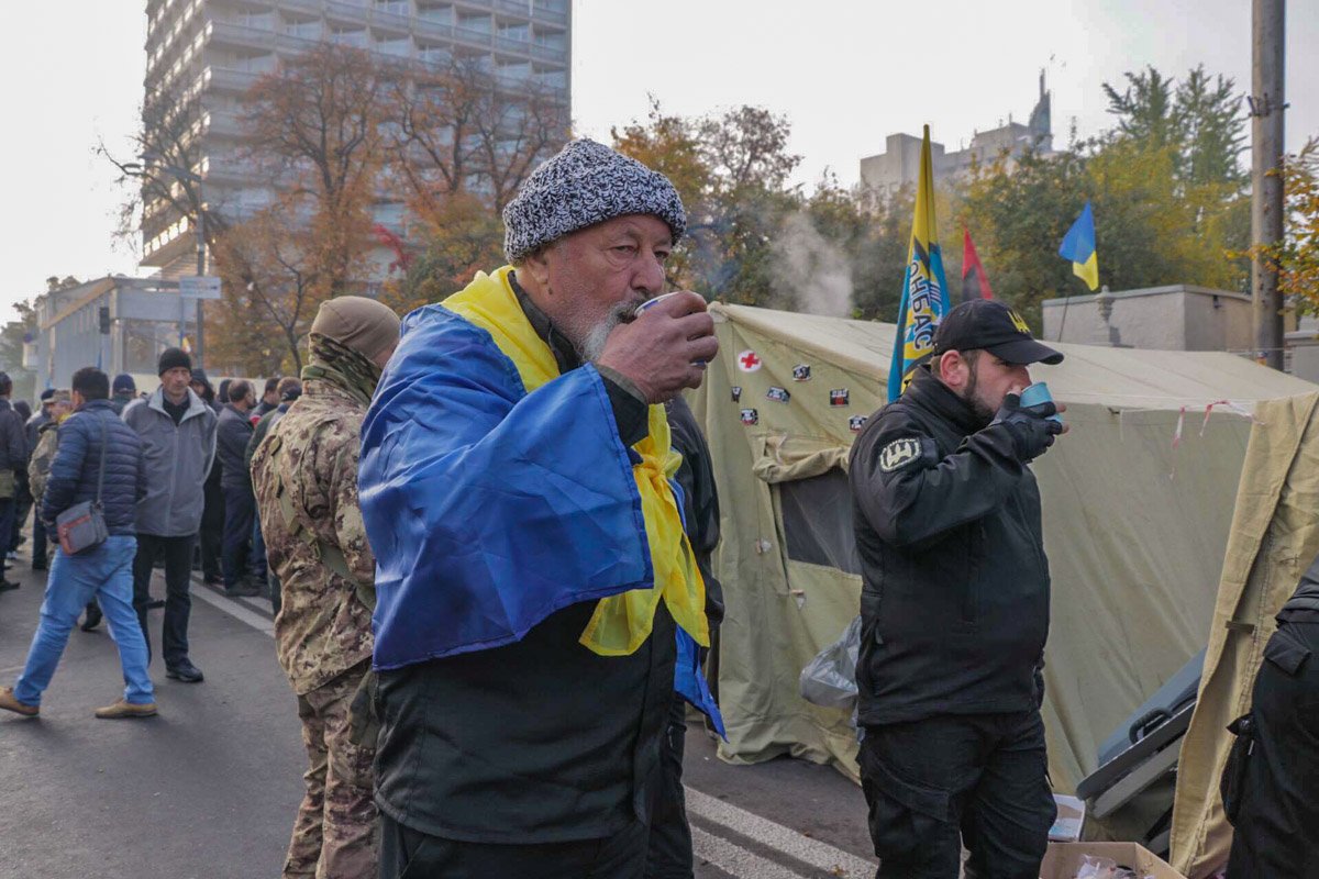 Горячий чай согревает прохладным утром