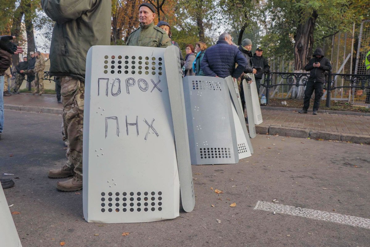 Митингующие вчера забрали щиты у Нацгвардии