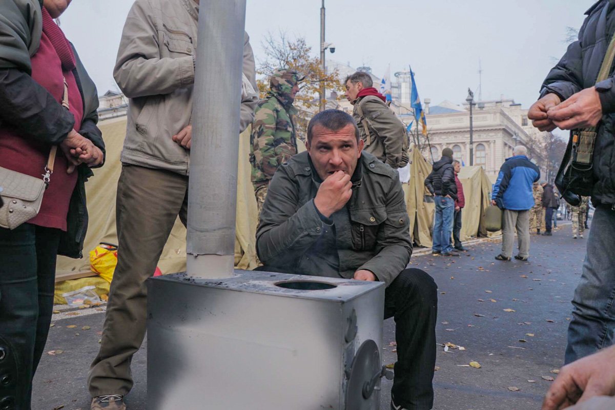 В палаточном городке можно погреться