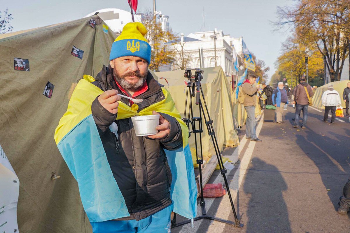 Многие здесь с национальными символами