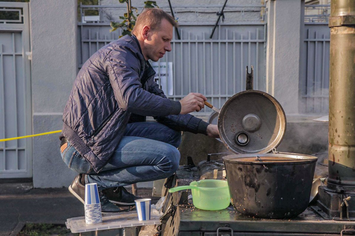 Многие здесь со своей едой