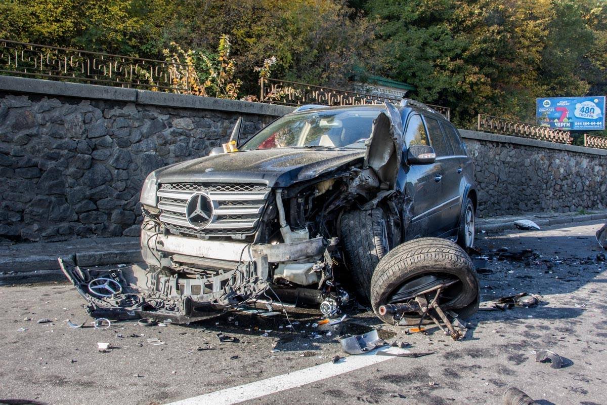 Mercedes GL 550, пострадавший в ДТП