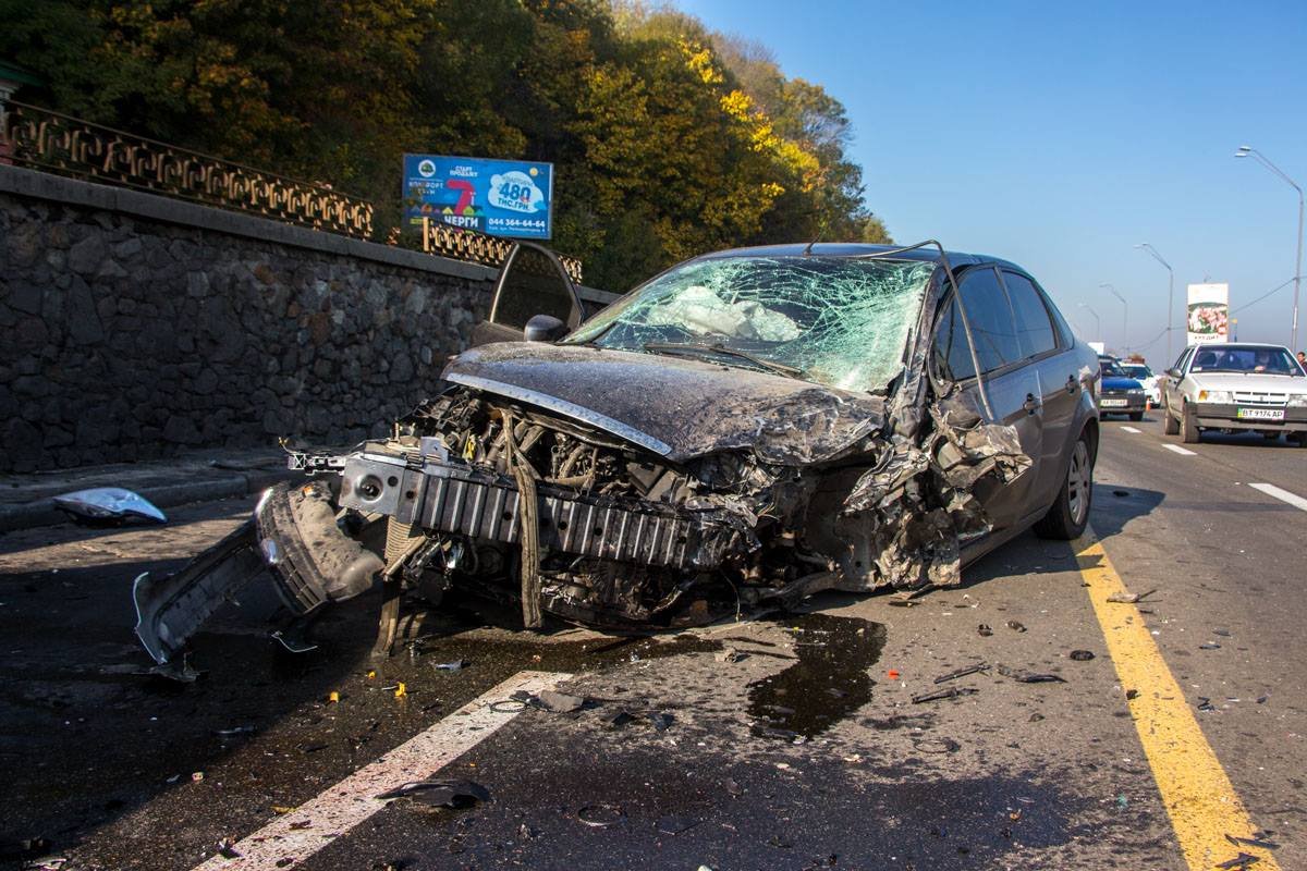 Ford, который выехал на встречную полосу