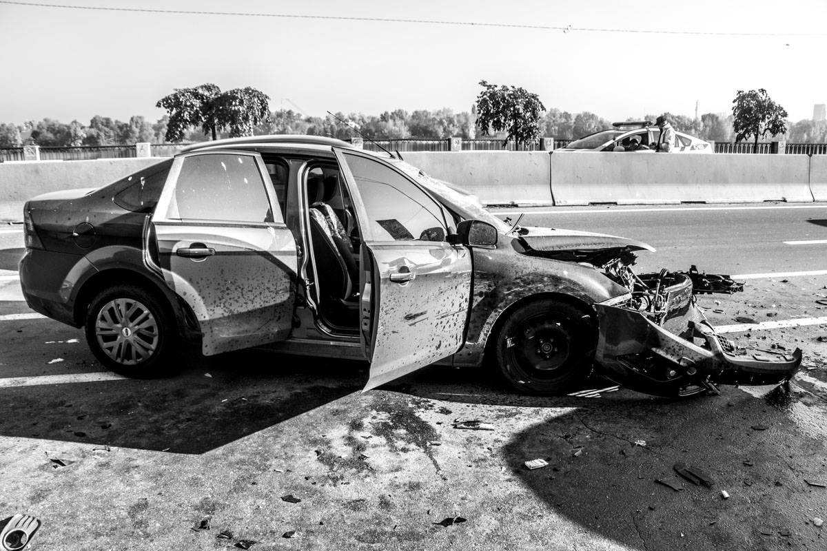 Передняя часть Ford разбита полностью