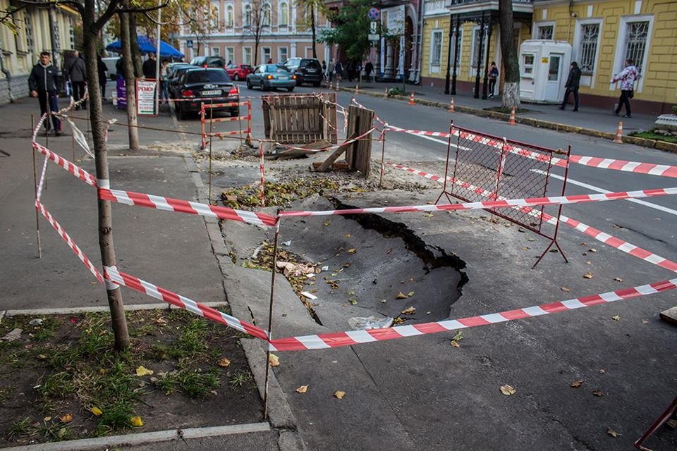 Ямой в центре Киева второй день никто не занимается
