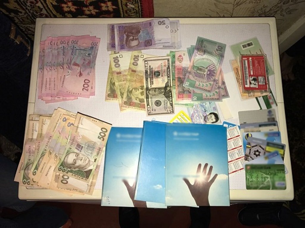 При обыске полиция нашла деньги При обыске полиция нашла деньги