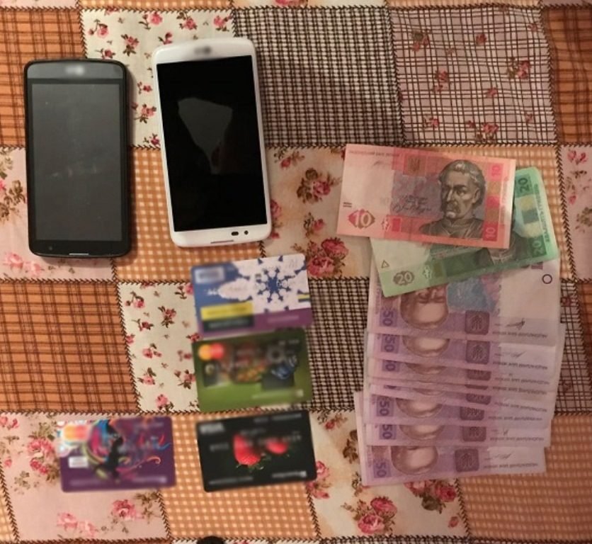 Также изъяли телефоны и кредитные карточки Также изъяли телефоны и кредитные карточки