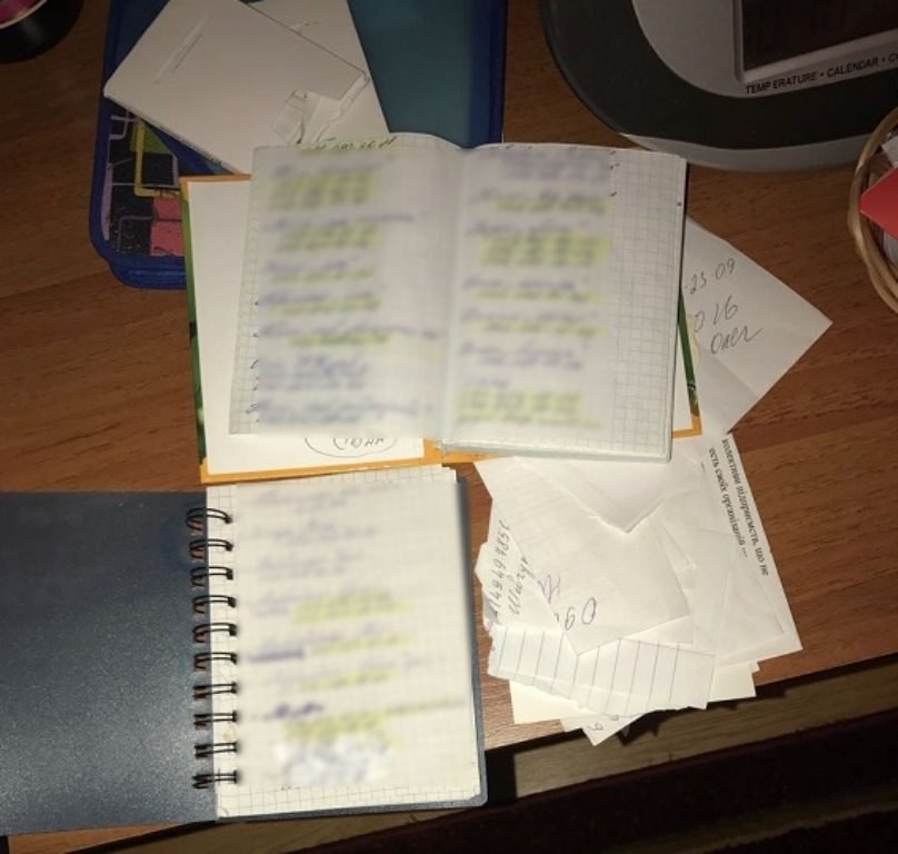 Полиция нашла блокноты с записями Полиция нашла блокноты с записями