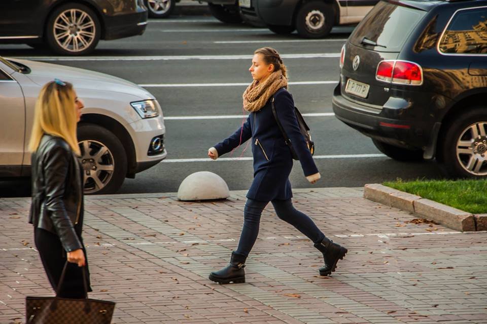 Не смотря на теплую погоду, девушки в курточках