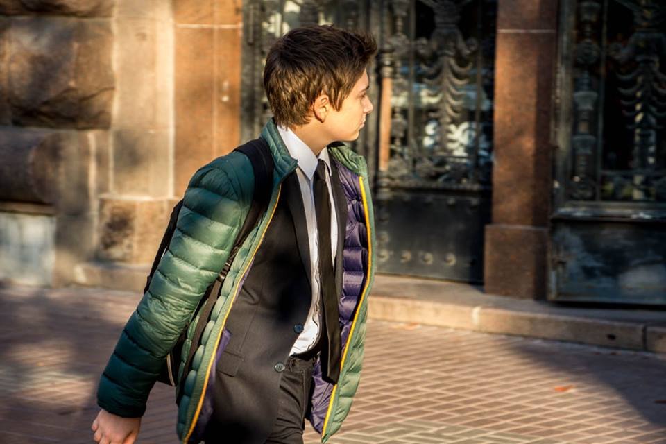 Парень куда-то спешит в курточке