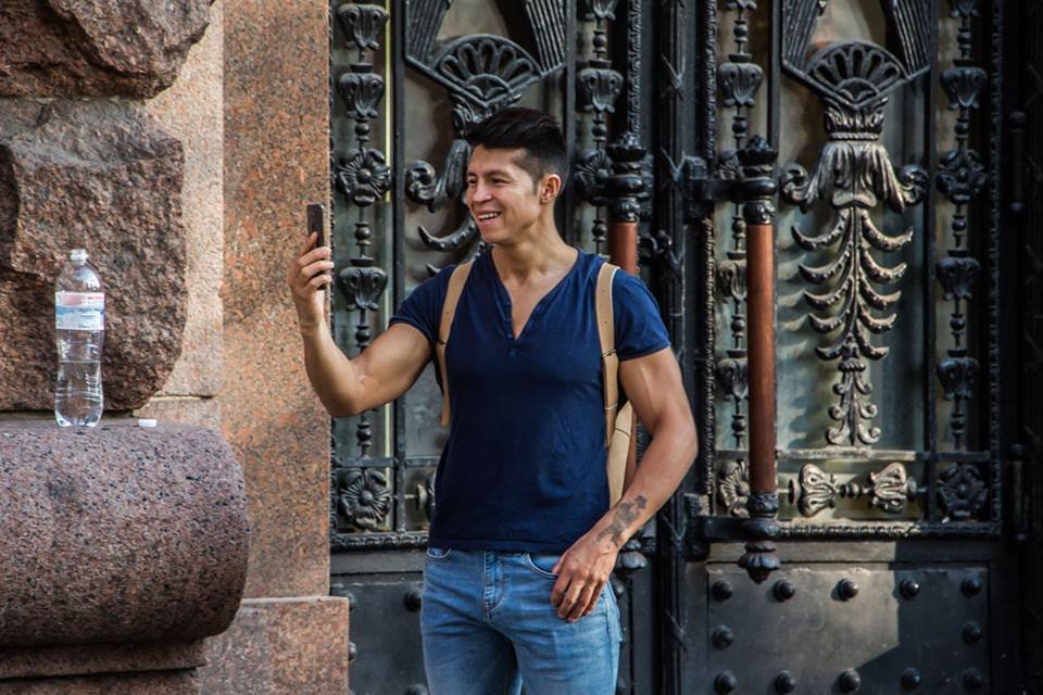 Молодому человеку довольно таки жарко