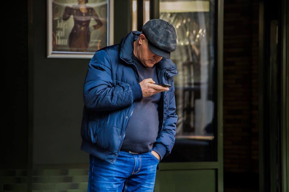 Мужчина не согласен с теплой погодой, и даже одел кепку