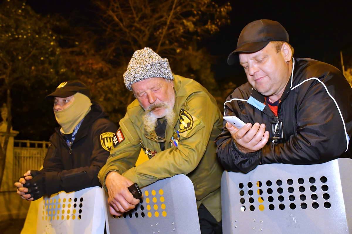 Митингующие расходиться не собираются