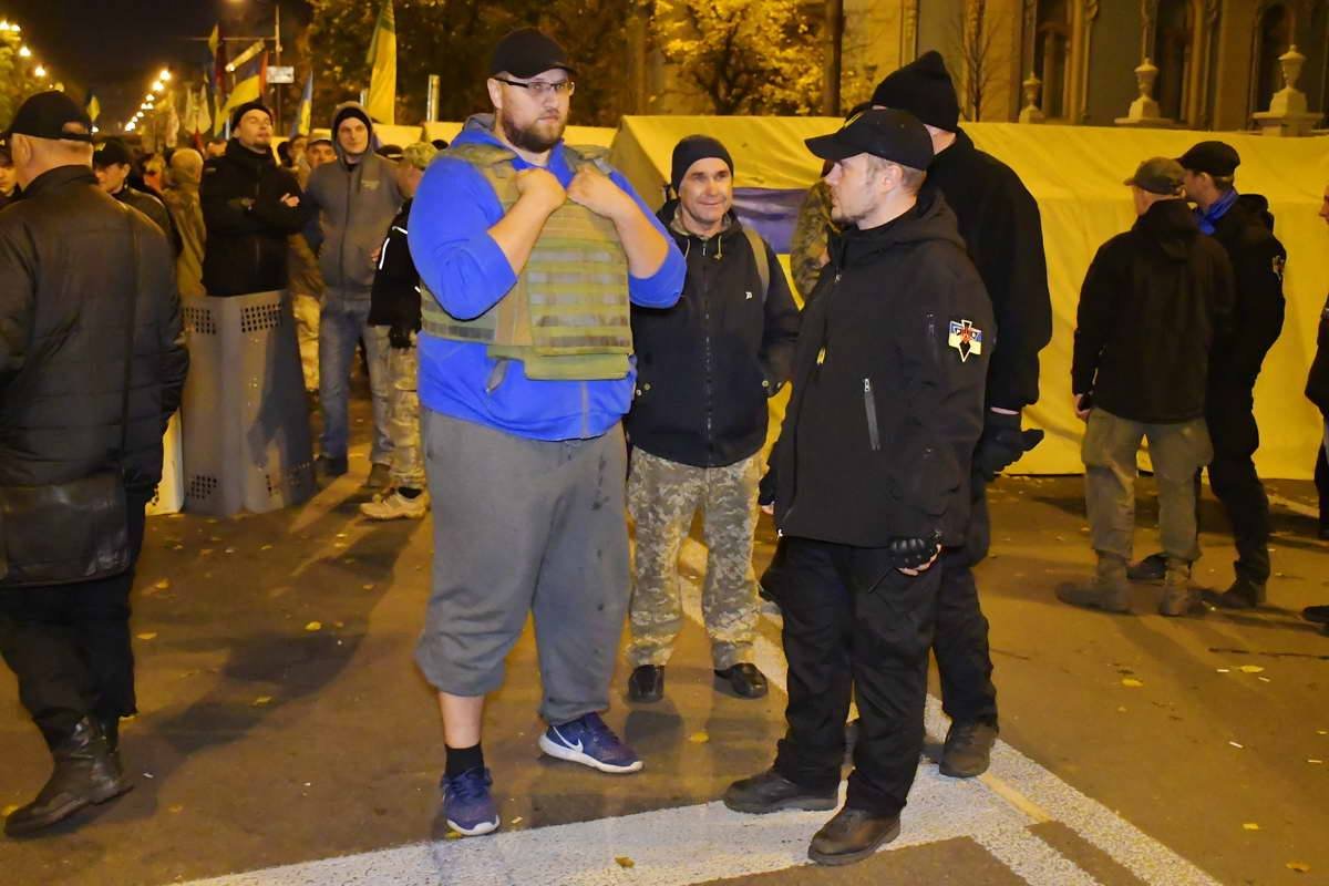 Некоторые активисты надели бронежилеты