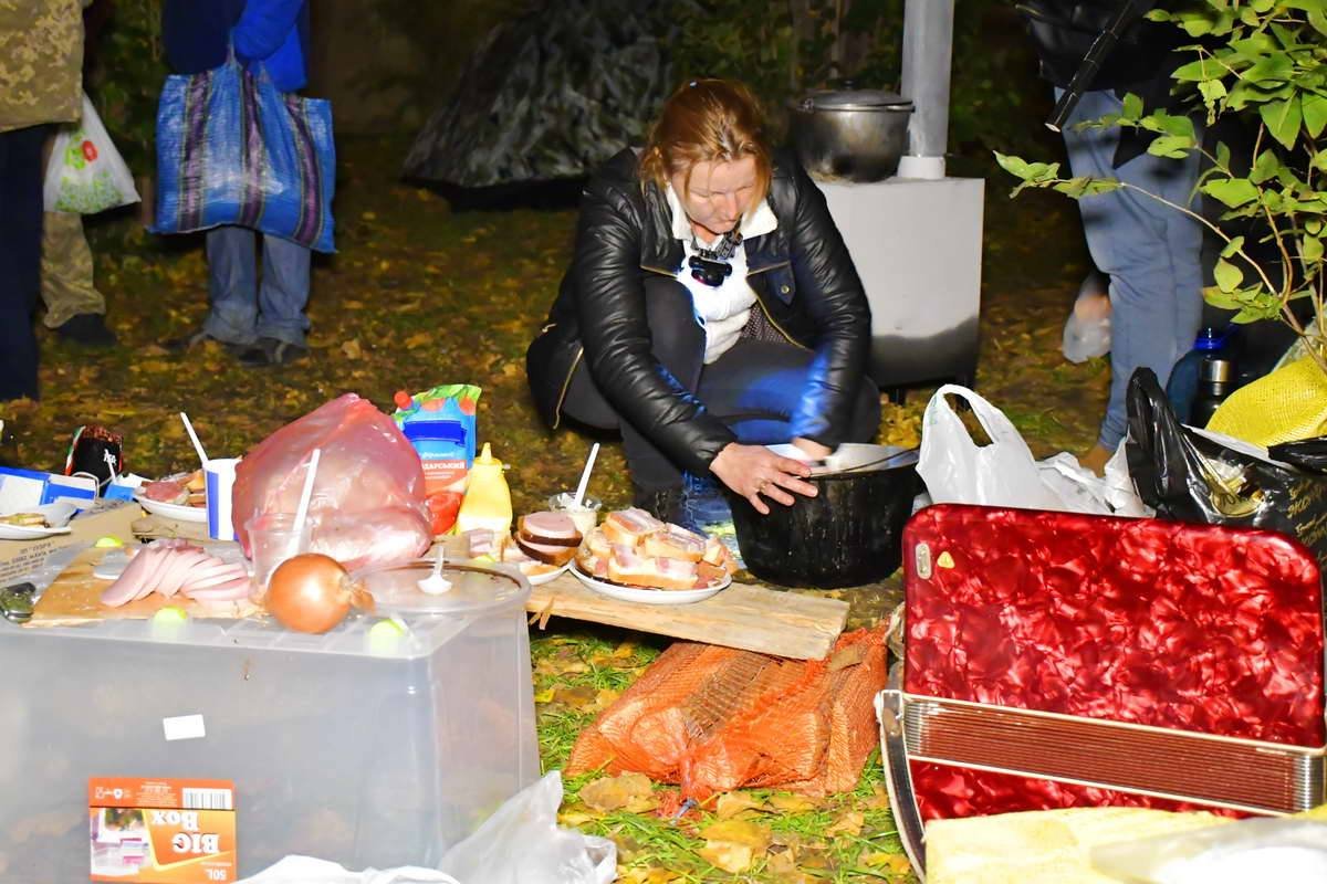 Вечером митингующие перекусывают бутербродами