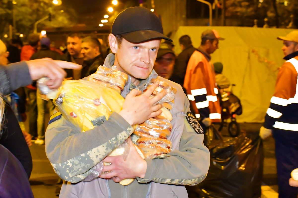 Активисты запасаются продуктами