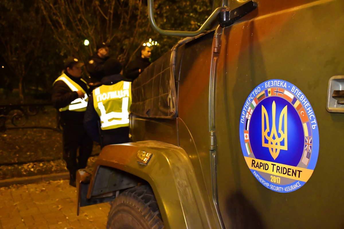 Около Рады много военной техники и полицейских