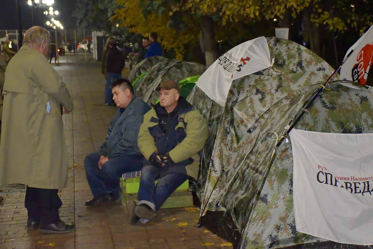 Митингующие не спят до глубокой ночи