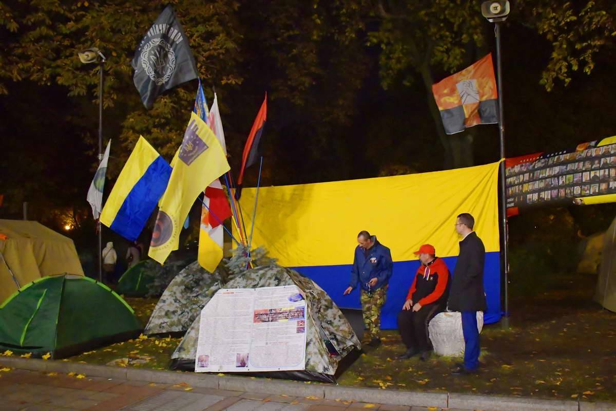 Палатки "украшают" национальными флагами