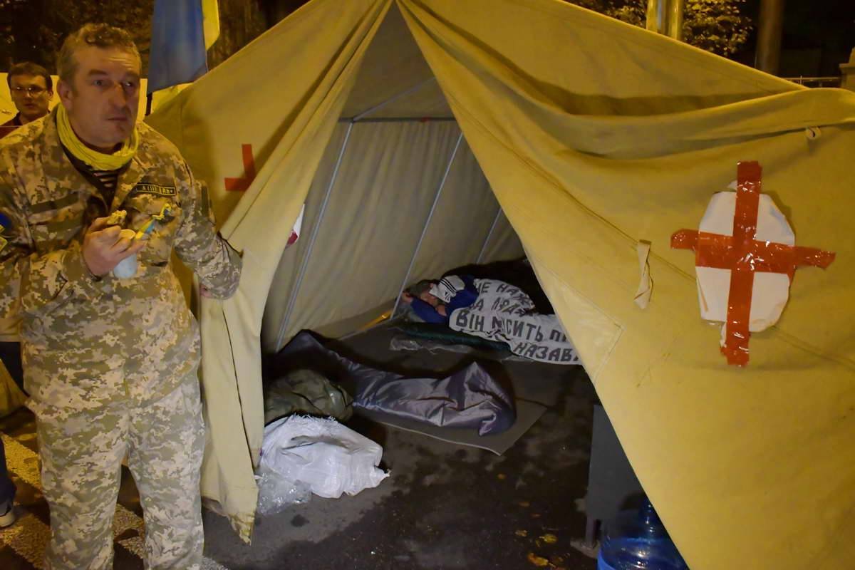 Спать в палатках приходится практически на земле