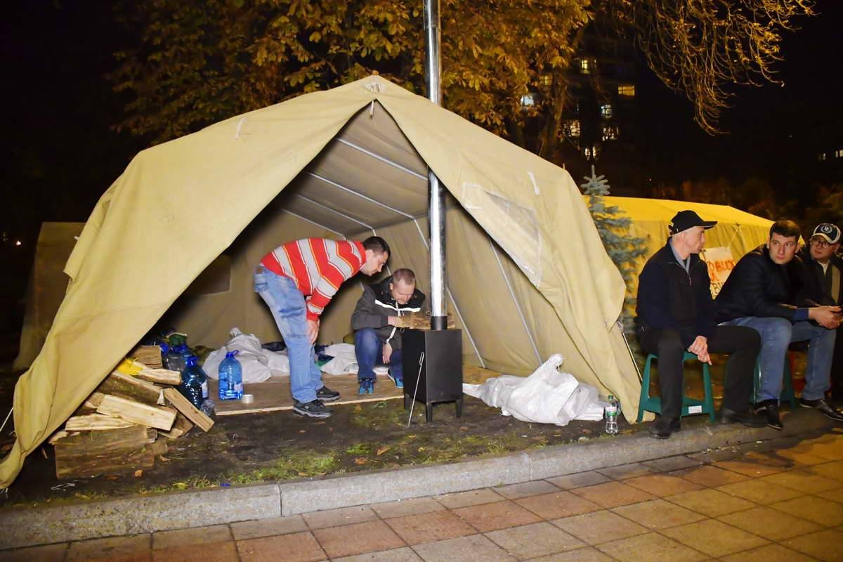 В палатках топят буржуйками