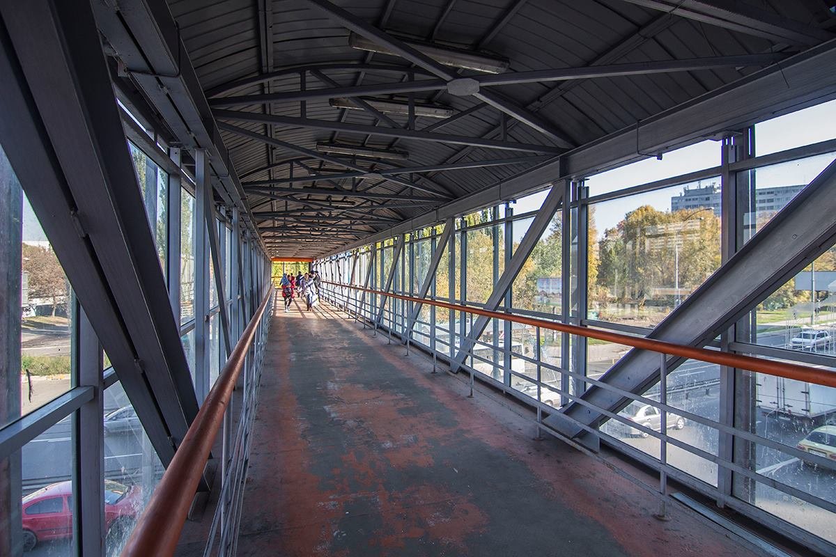 Внутри мост нуждается в покраске. После дождя здесь образовываются лужи