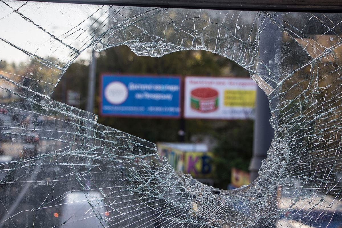 Также на мосту много битых окон