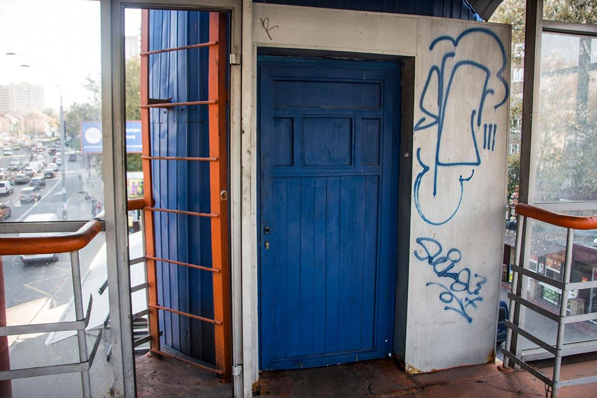 Лифты моста периодически ломаются