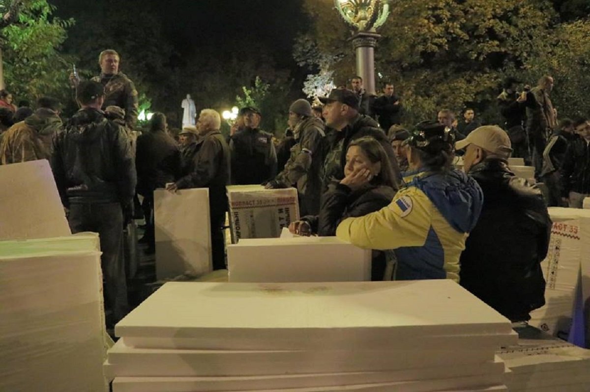 Протестующие хотят пронести пенопласт в палаточный городок