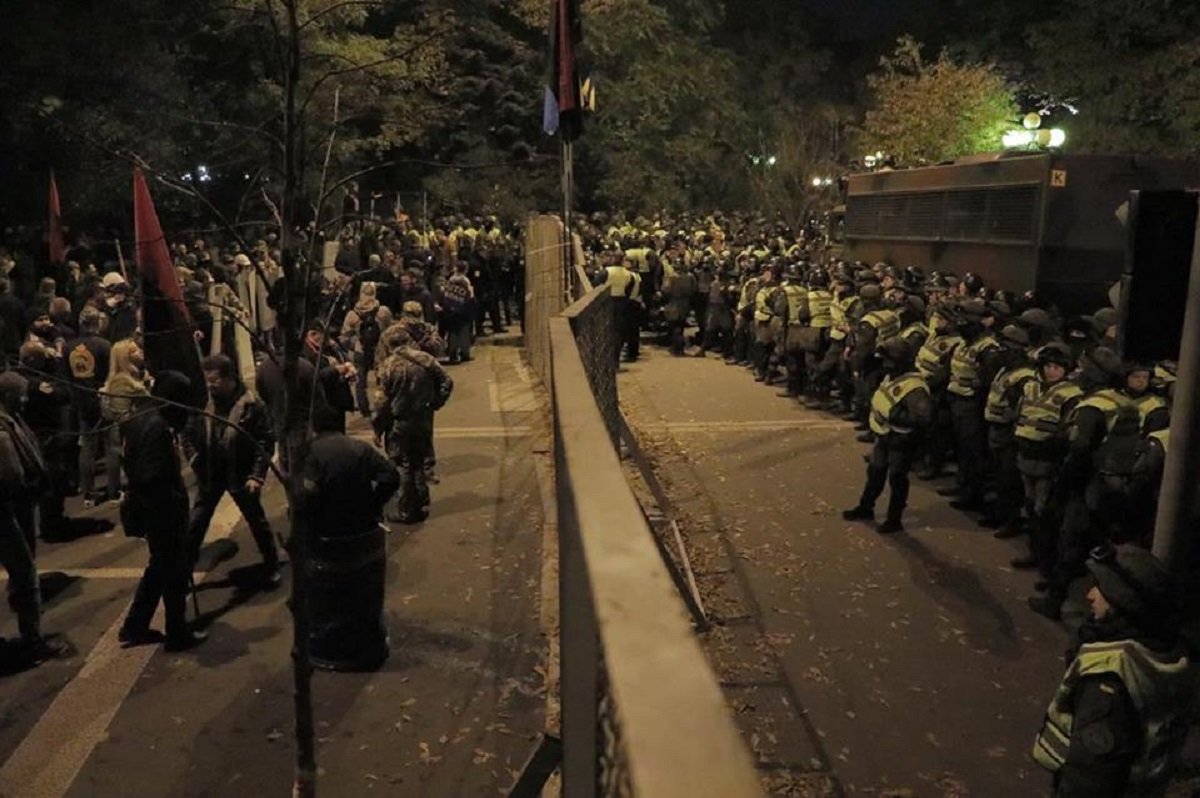 Люди и полиция выстроились в колонны