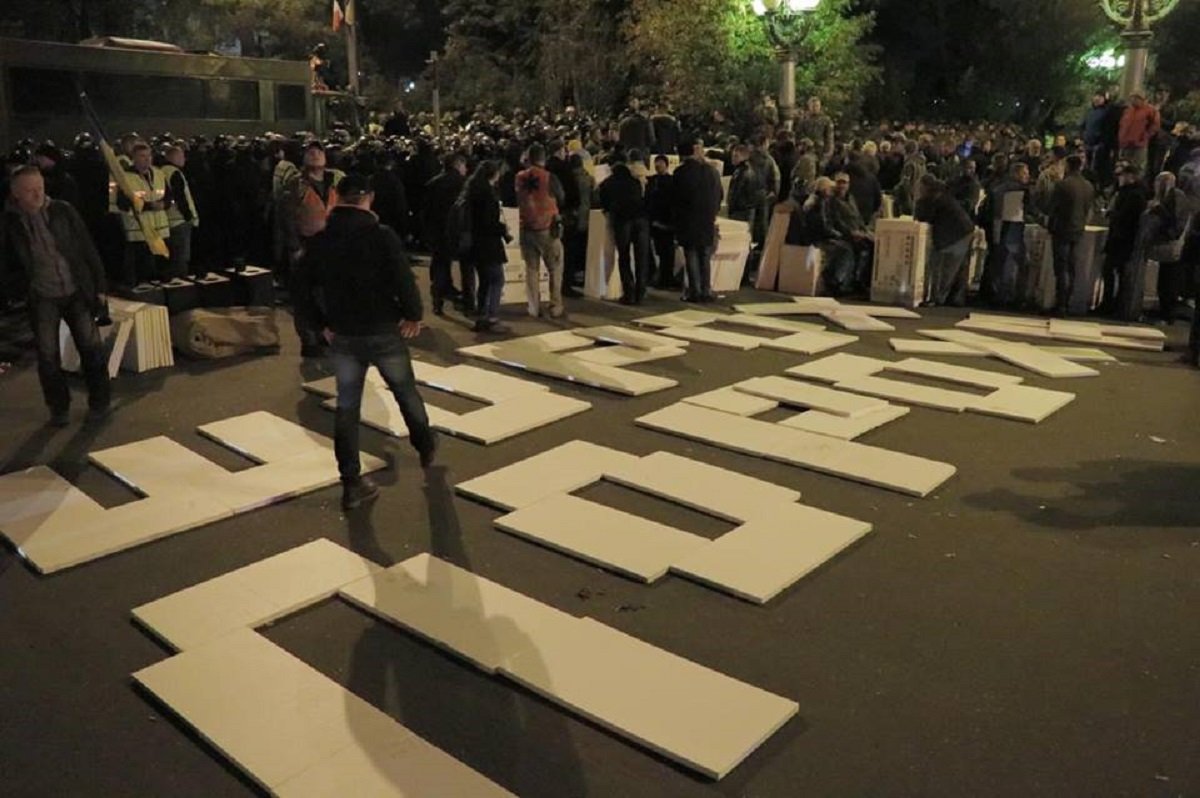 Люди хотели пронести его, чтобы не спать на земле