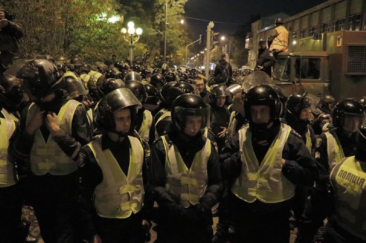 Полиция не пропускала, утверждая, что в пакетах может быть не пенопласт