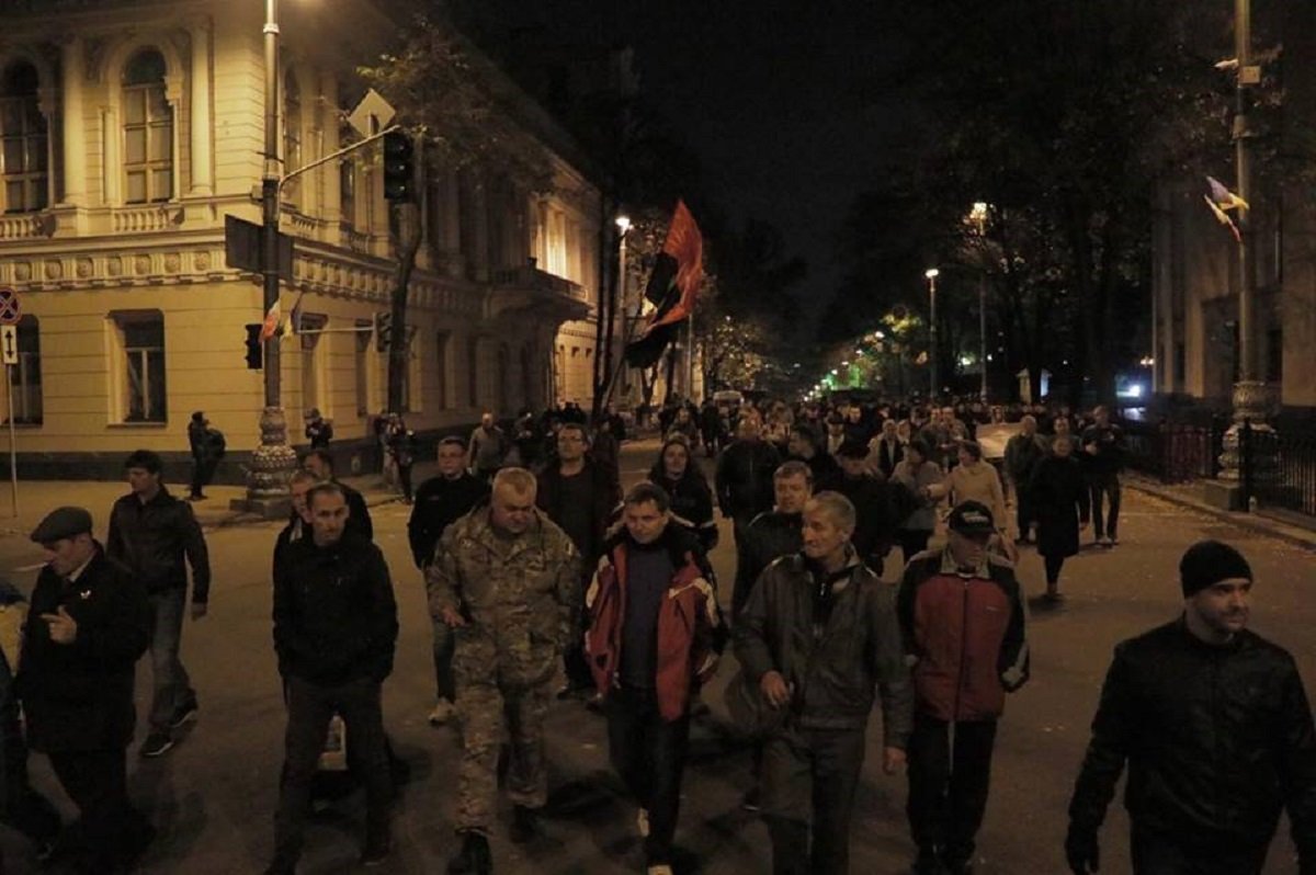 Колонна из 100 человек посетили администрацию Президента