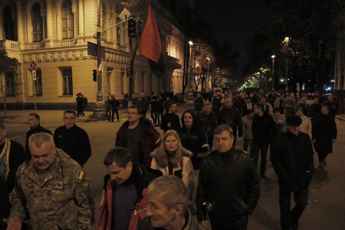 Митингующие передали законопроект об антикоррупционном суде