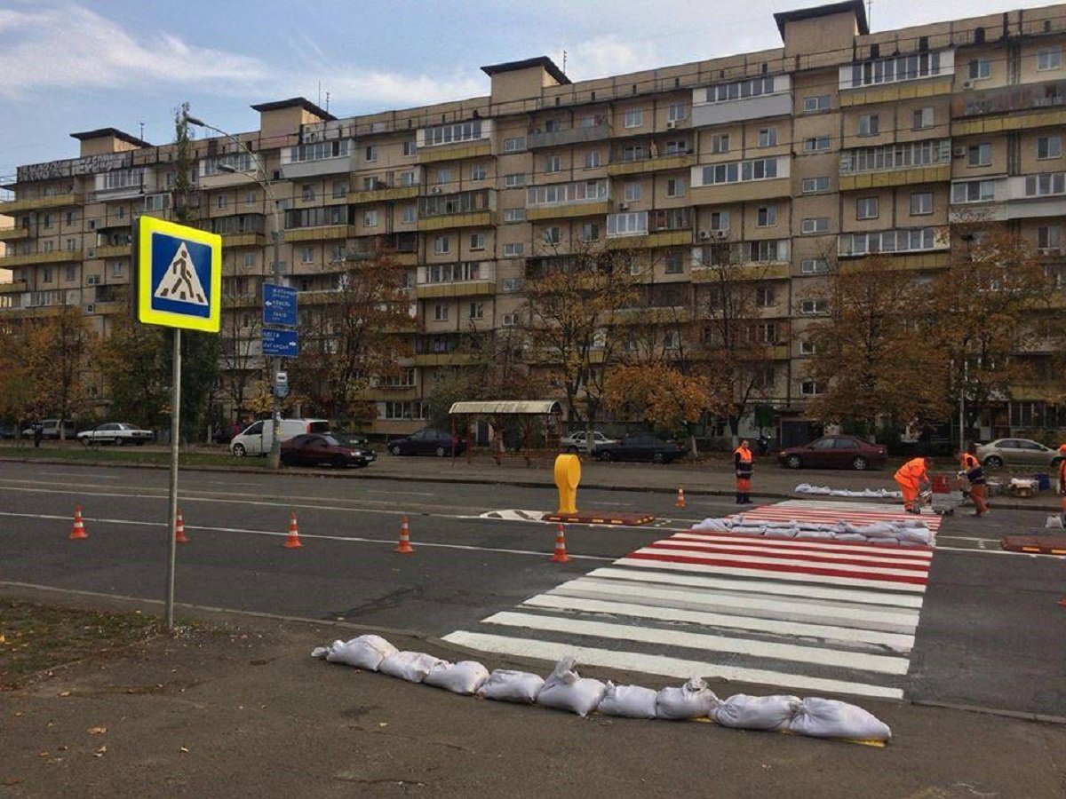 Установка нового пешеходного перехода на Оболони