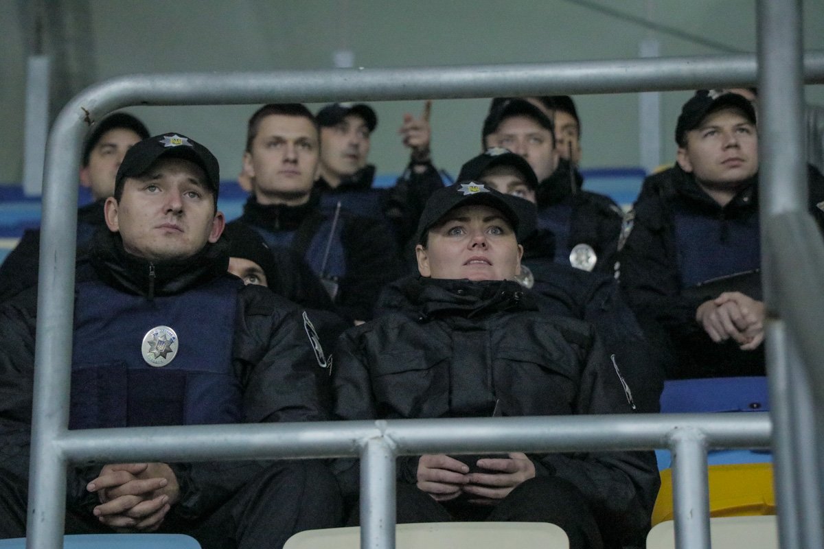 Полиция смотрит матч