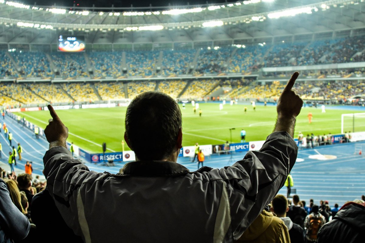 Фанаты по традиции скандировали в поддержку команды