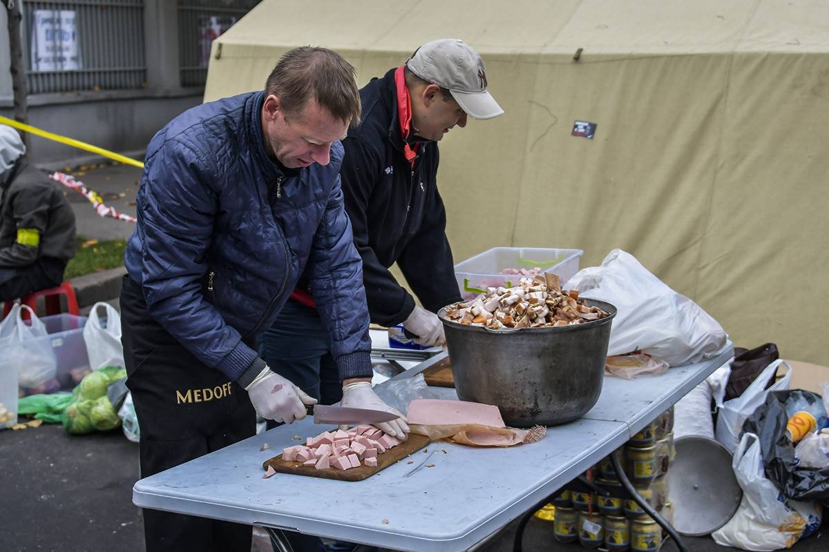 Некоторые из митингующих взяли на себя роль поваров