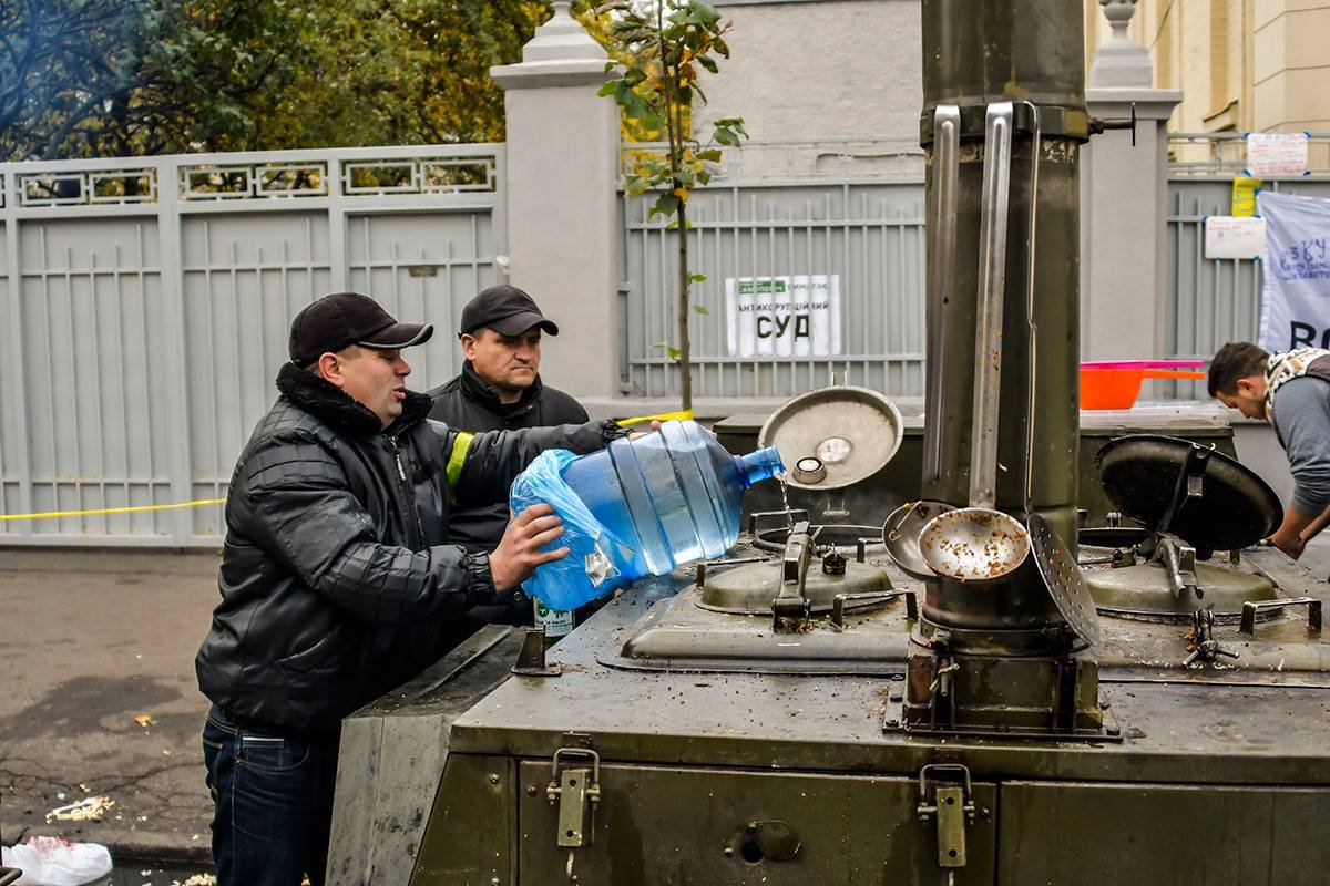 Запасы провизии в лагере все время пополняются