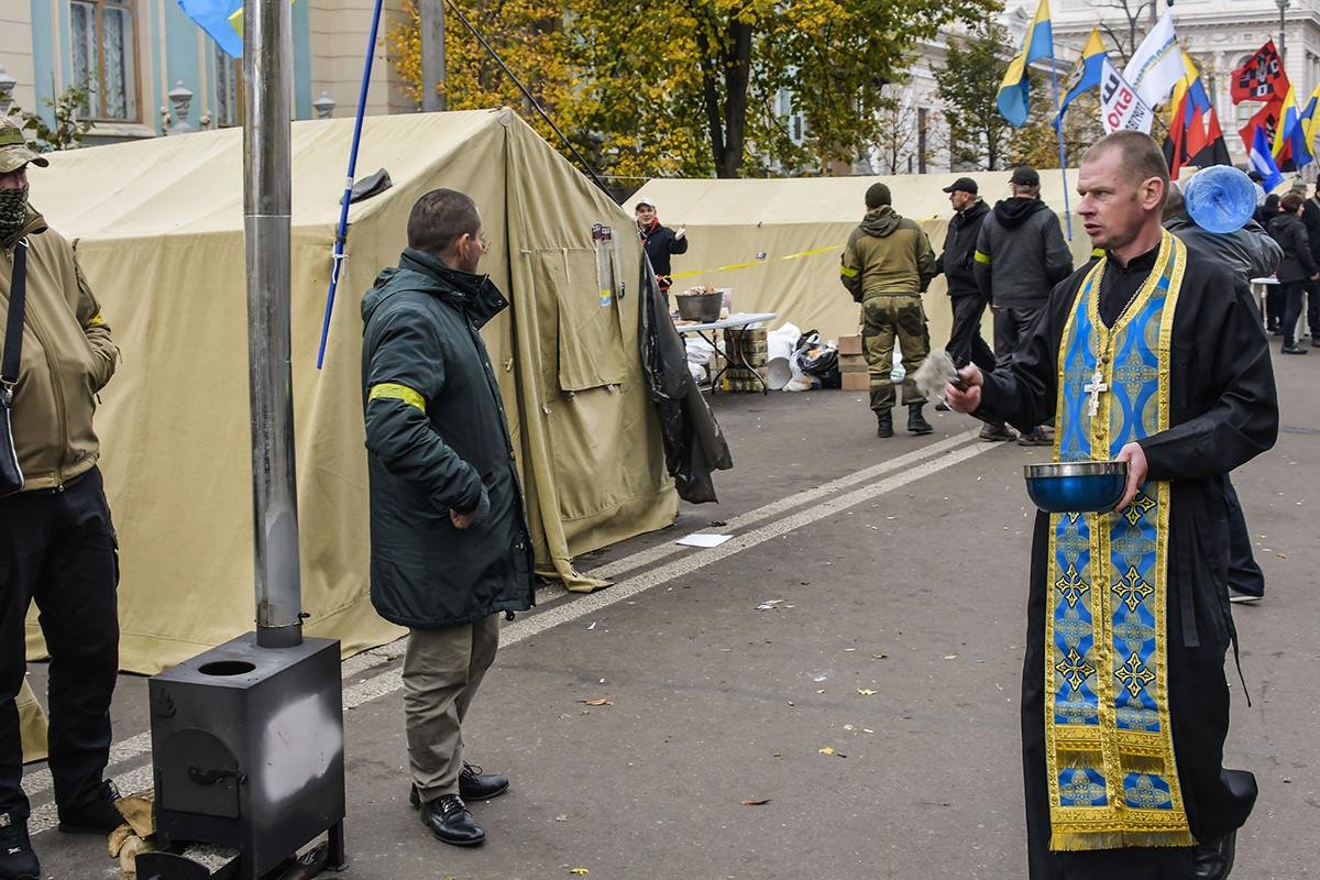 Утром лагерь посетил священник