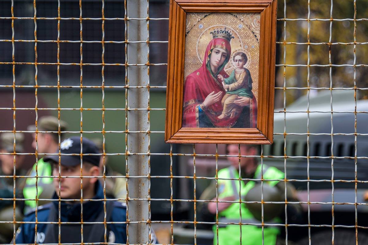 Икону Божьей Матери повесили на забор, который еще недавно стал причиной стычек с полицией